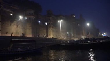 Varanasi 'de güzel Ganj Nehri' nin doğuşu ruhaniliği ve huzuru yansıtıyor.