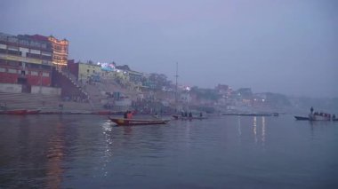 Varanasi 'deki Ganj Nehri' nin üzerinde gün doğumu ruhaniliğin özünü yakalar.