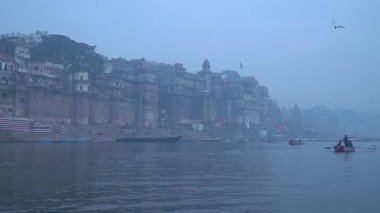 Varanasi 'de Ganj' ın üzerinde gün doğumu kutsal ayinler ve güzellikler sergiliyor.