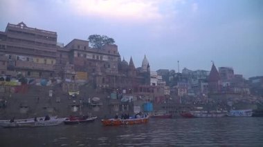 Varanasi 'deki Ganj Nehri üzerinde canlı gün doğumu