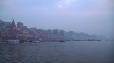 Hindistan, Varanasi 'deki Ganj Nehri üzerinde sakin bir gün doğumu.