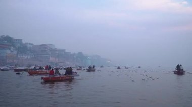 Hindistan, Varanasi 'deki Ganj Nehri' nin üzerinde gün doğumu tekne ve sükunetle doludur.