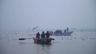 Hindistan, Varanasi 'deki Ganj Nehri' nin üzerindeki huzurlu gündoğumuna tanık olun.