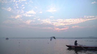 Varanasi 'deki Ganj Nehri' nin üzerinde nefes kesici gün doğumuna tanık olun.
