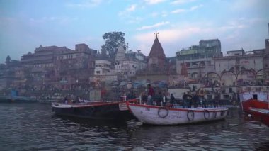 Hindistan, Varanasi 'deki Ganj Nehri' nin üzerindeki büyülü gündoğumuna tanık olun.