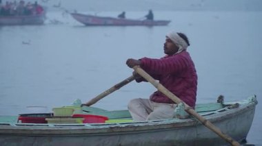 Varanasi 'deki Ganj Nehri' nin üzerinde gün doğumu dingin bir sabah ritüelini gözler önüne seriyor.