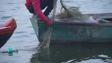 Gün doğumunda Varanasi 'deki Ganj Nehri' nde sabah ayinleri