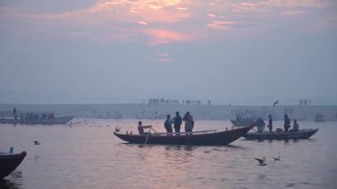 Varanasi 'deki Ganj Nehri' nde sakin bir gün doğumu ayini yaşayın.