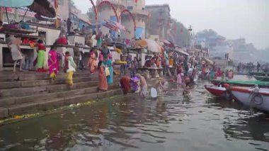 Varanasi 'deki Ganj Nehri' nde gündoğumu ritüelleri barış ve ruhaniyet getirir.