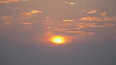 Varanasi 'deki Ganj Nehri' nin üzerinde gün doğumu barış ve ruhaniyete ilham verir.