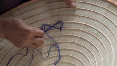 Geleneksel Vietnam el yapımı Non La conical şapkalar. Yetenekli bir zanaatkar tarafından. 