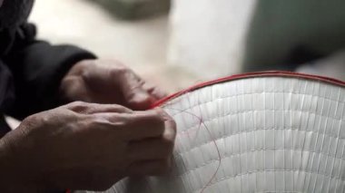 Vietnam Köyü Büyükannesinin El Yapımı Konik Şapka El Yapımı