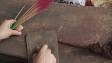 El yapımı tütsü, köyündeki Vietnamlı bir zanaatkar tarafından yaratıldı.