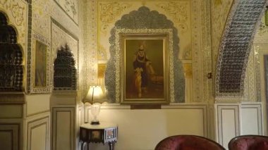 Jaipur, Hindistan 'da bir kraliyet otelinin lüks iç mekanlarını keşfedin.