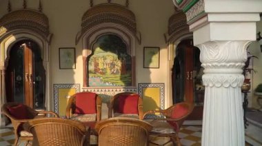 Jaipur 'un kraliyet otelinin iç ve dış güzelliklerini keşfedin.