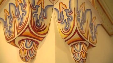 Jaipur 'un Rajasthan' daki kraliyet otelinin zengin iç mekanlarını keşfet.