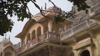 Hindistan 'ın Jaipur kentindeki antik bir hac yeri olan Galtaji Tapınağını keşfedin.