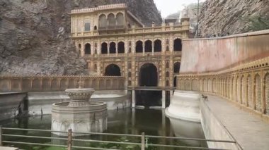 Jaipur 'da antik bir Hindu hac alanı olan Galtaji Tapınağı' nı keşfediyor.