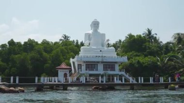 Sri Lanka 'da dingin suların yakınındaki görkemli beyaz Buda heykeli