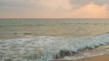 Sri Lanka 'da okyanus üzerinde nefes kesici gün batımı manzarası