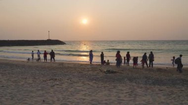 Sri Lankalılar nefes kesici günbatımının ve tropikal okyanus sahillerinde oynamanın tadını çıkarırlar.