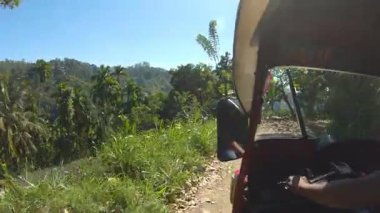 Tuk Tuk 'un Sri Lanka' nın Arka Yollarını Macerayla Dolu Bir Yolculuk İçin Keşfediyor