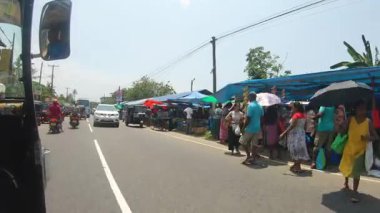 Titrek bir yaz gününde Sri Lanka 'yı Tuk Tuk' la keşfetmek