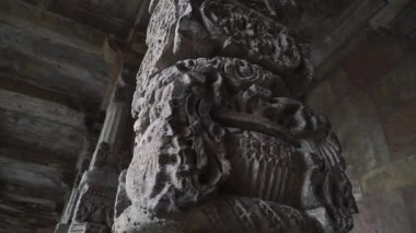 Delhi 'nin tarihi kompleksindeki Kutub Minar' ın karmaşık oymalarını keşfedin.