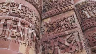 Delhi 'nin tarihi kompleksindeki Kutub Minar' ın karmaşık oymalarını keşfedin.