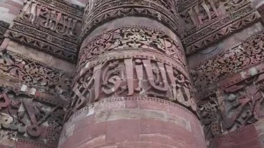 Eski bir başyapıt olan Delhi 'deki Kutub Minar' ın karmaşık oymalarını keşfedin.