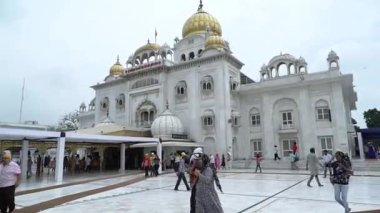 Delhi 'deki Gurdwara Sikh tapınağının ihtişamını keşfedin.