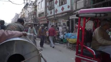 Delhi 'nin hareketli cazibesini keşfediyorum. Eski pazarın canlı günışığında.