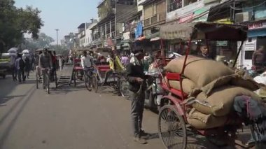 Eski Delhi 'nin hareketli caddelerini keşfedin.