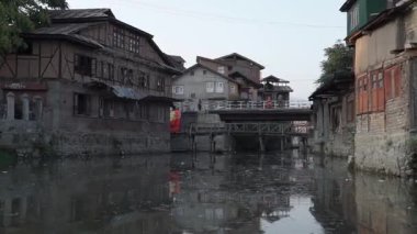 Yaz boyunca Srinagar, Kashmir 'in sakin kanallarını ve mimarisini keşfedin.