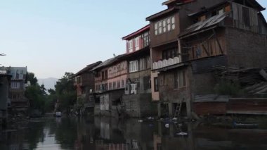 Srinagar 'ın geleneksel yüzen evlerinin sakin su yollarını keşfediyorum.