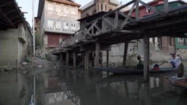 Keşfedin Srinagar 'ın yüzen evlerinin cazibesini ve Keşmir' deki sakin su yollarını.