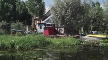 Srinagar 'ın yüzen evlerinin ve su yollarının huzur dolu güzelliklerini keşfedin.