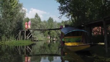 Srinagar, Kaşmir 'deki yüzen evlerin ve kanal yaşamının huzur veren güzelliğini keşfedin.