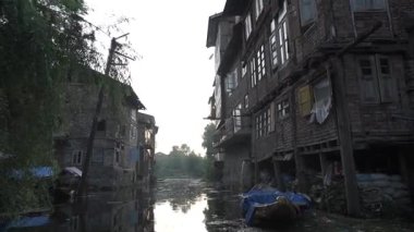 Srinagar 'ın canlı yaşam tarzındaki dingin kanalları ve yüzen evleri keşfetmek