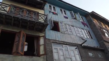 Dal Gölü, Kaşmir 'in huzurlu teknelerini ve canlı kültürünü keşfedin.