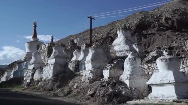 Ladakh Manastırı 'ndaki beyaz antik Budist aptallar.