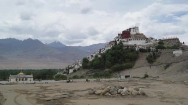Ladakh 'taki Himalaya dağ vadisindeki Beyaz Budist manastırı.