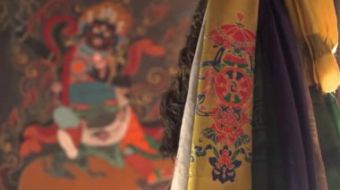 Renkli tanrı figürü duvar halısı Budist kültürünün ruhani geleneklerini keşfet.