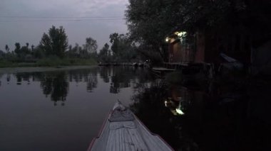 Şafaktan önce Dal Gölü Kanalı 'ndaki Srinagar Yüzen Pazarı' na yaklaşıyoruz.