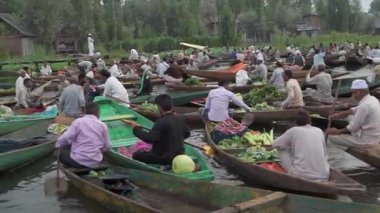 Şafaktan önce Srinagar 'ın yüzen borsa simsarlarının kanala yakın çekim görüntüleri.