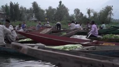 Şafaktan önce Dal Gölü Kanalı 'nda yüzen Srinagar pazarı
