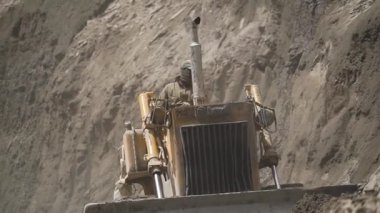 Kazıcı Himalayalar 'daki engebeli yollara ve Ladakh tepelerine kayalık bırakıyor.