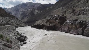 Hindistan 'ın Ladakh bölgesinin çarpıcı dağ yolları boyunca sürüyorum.