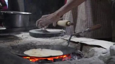 Chapati ateşte pişiyor. Geleneksel Hint sokak yemekleri çok lezzetli.