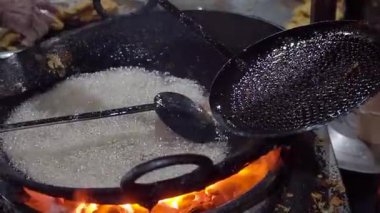 Kalabalık bir pazarda lezzetli Hint sokak yemeklerini keşfedin.